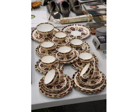 AN ANTIQUE 'COURT CHINA' TEASET TO INCLUDE CAKE PLATES, CUPS, SAUCERS, SIDE PLATES AND A SUGAR BOWL 