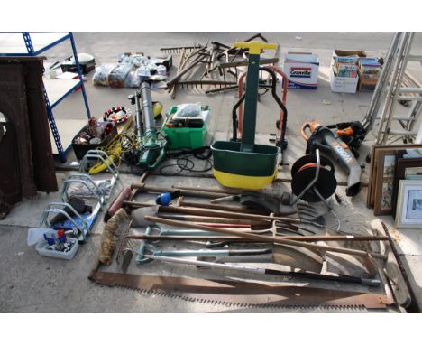 AN ASSORTMENT OF GARDEN TOOLS TO INCLUDE SPADES, FORKS AND RAKES ETC 