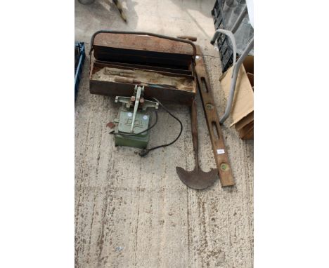 AN ASSORTMENT OF TOOLS TO INCLUDE A SPIRIT LEVEL, A HALF MOON AND AN ELECTRIC DEAL PRESS ETC 