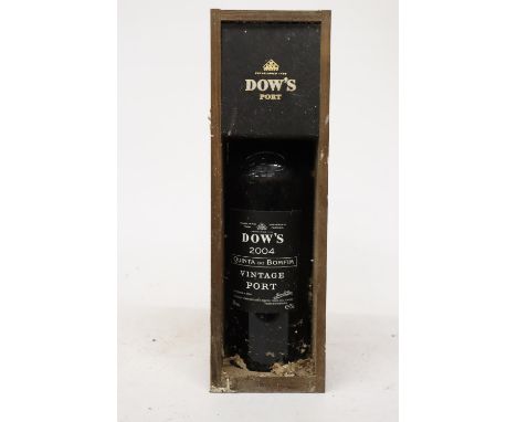 A BOTTLE OF DOW'S 2004 VINTAGE PORT IN WOODEN PRESENTATION BOX 