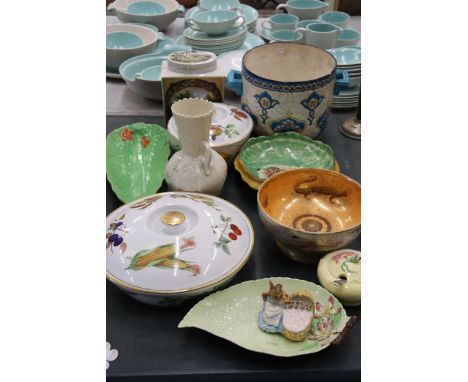 A QUANTITY OF COLLECTABLE CERAMICS TO INCLUDE ROYAL WORCESTER EVESHAM, CARLTONWARE, BELLEEK, BEATRIX POTTER, ETC., 