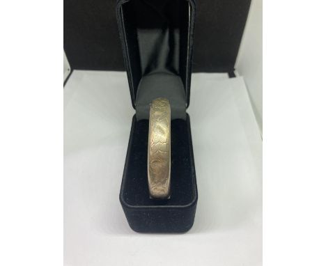 A HALLMARKED BIRMINGHAM SILVER BANGLE IN A PRESENTATION BOX 
