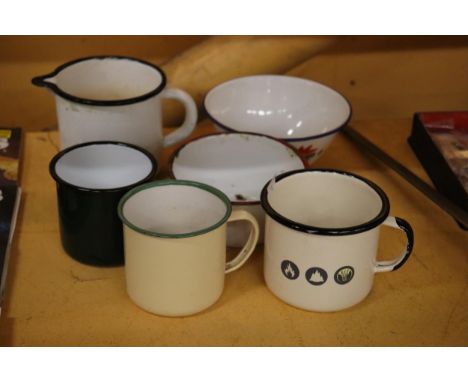 A QUANTITY OF VINTAGE ENAMEL CUPS AND BOWLS - 6 IN TOTAL 