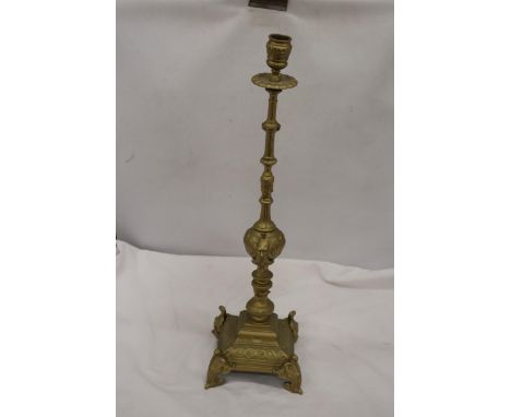 A VINTAGE STYLE HEAVY BRASS CANDLE HOLDER, HEIGHT 55CM 