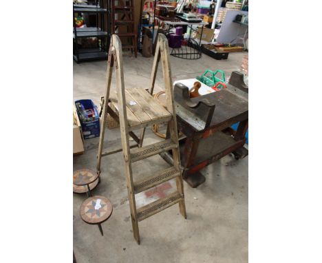 A VINTAGE THREE RUNG WOODEN STEP LADDER 
