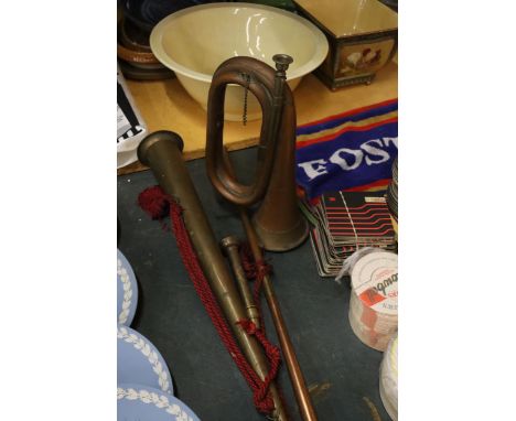 THREE VINTAGE COPPER HORNS TO INCLUDE A HUNTING HORN AND A BUGLE 