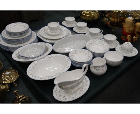 A ROYAL WORCESTER 'FORGET ME NOT' DINNER SERVICE TO INCLUDE VARIOUS SIZES OF PLATES, BOWLS, SERVING DISHES, A SAUCE BOAT AND 