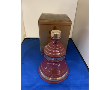 A BOXED 70CL BOTTLE - BELLS LIMITED EDITION CHRISTMAS 1999 OLD SCOTCH WHISKY DECANTER 