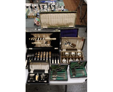 A QUANTITY OF BOXED VINTAGE FLATWARE TO INCLUDE A HORN HANDLED CARVING SET, A CRUET SET, ETC - 7 SETS IN TOTAL 