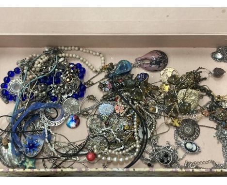 A LARGE COLLECTION OF VINTAGE COSTUME JEWELLERY NECKLACES TO INCLUDE SOME SILVER 