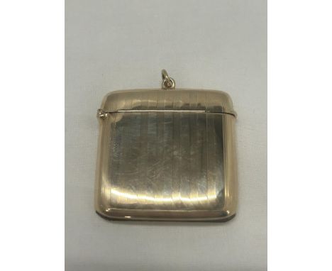 A 9CT GOLD FULLY HALLMARKED ENGINE TURNED VESTA CASE WITH FLIP TOP COVER &amp; SUSPENSION LOOP WEIGHT 21.77G 
