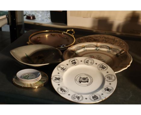 A QUANTITY OF CERAMIC PLATES, ETC TO INCLUDE HANDPAINTED FLOWER PIN TRAYS, WEDGWOOD, ETC 