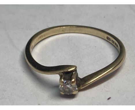 A 9 CARAT GOLD SOLITAIRE RING SIZE J/K 