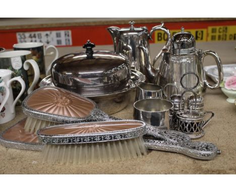 A QUANTITY OF SILVER PLATED ITEMS TO INCLUDE A MUFFIN DISH, TEAPOT AND HOT WATER JUG, SUGAR SIFTER, BRUSH AND MIRROR SET, CON