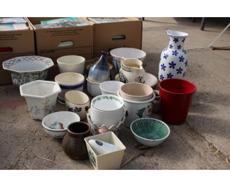 AN ASSORTMENT OF CERAMIC ITEMS TO INCLUDE PLANT POTS, A VASE AND JUGS ETC 