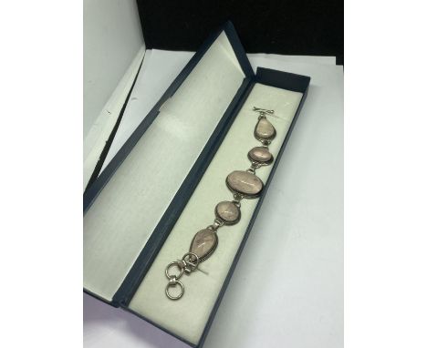 A SILVER AND AGATE STONE BRACELET 