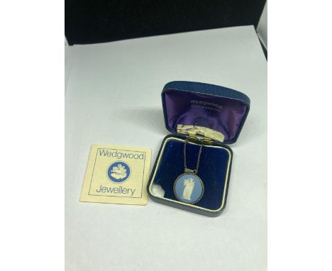 A WEDGWOOD JASPERWARE SILVER PENDANT IN A PRESENTATION BOX 