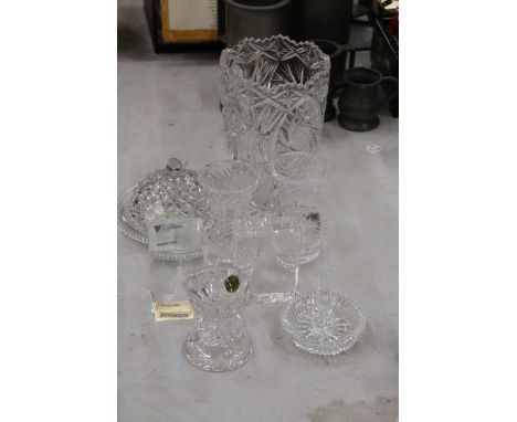 A QUANTITY OF GLASSWARE TO INCULDE RING TRINKET, CANDLESTICK, COUNTRY ARTIST CRYSTAL TREASURES ETC 
