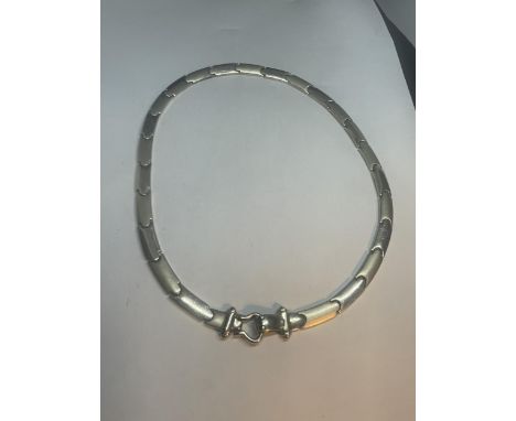 A HEAVY MARKED SILVER NECKLACE 