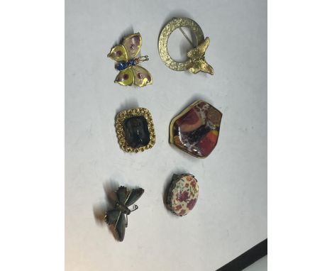 SIX VARIOUS VINTAGE BROOCHES 