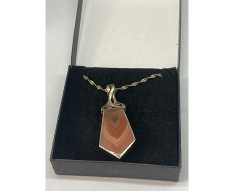A SILVER AND AGATE NECKLACE 