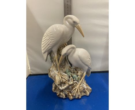 A 20TH CENTURY CHINESE CERAMIC SPILL VASE MODELLED AS TWO CRANES APPROX 25CM HIGH 