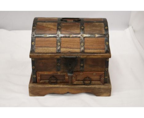 A VINTAGE SMALL DOMED WOODEN CHEST WITH METAL BANDING AND TWO DRAWERS, HEIGHT 21CM, LENGTH 26CM, DEPTH 20CM 