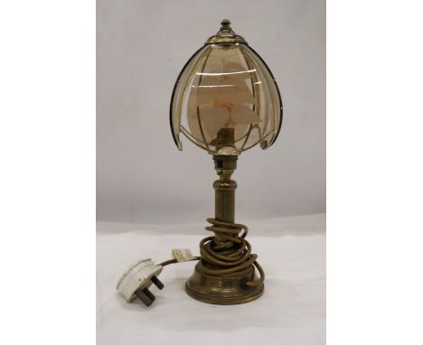 A VINTAGE FOUR PANEL SHADED BRASS LAMP (WORKING AT TIME OF CATALOGING) NO WARRANTIES GIVEN 