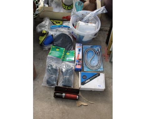 AN ASSORTMENT OF TOOLS AND HARDWARE TO INCLUDE A PAINT SPINNER, TIMING TOOL KIT AND SHOWERHOSE ETC 