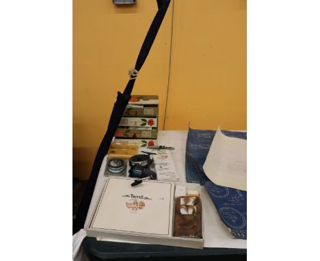 A QUANTITY OF FISHING ITEMS TO INCLUDE A FLY TYING KIT, ASSORTED FISHING TACKLE, SMALL BOX OF FLIES, FLY DARWA, COUNTER SPOOL