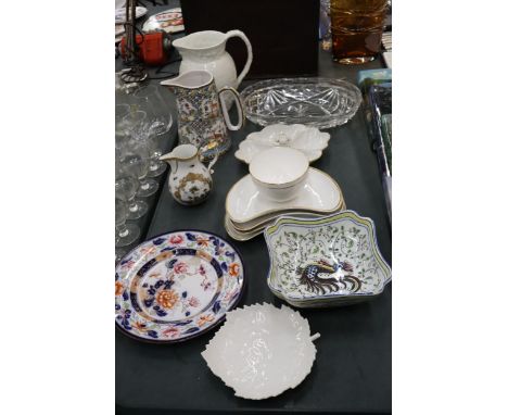 A QUANTITY OF CERAMICS TO INCLUDE A LARGE MINTON JUG, ROYAL WORCESTER SIDE PLATES AND SUGAR BOWL, PORTUGUESE STUDIO POTTERY, 