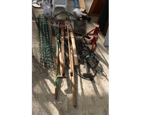 AN ASSORTMENT OF GARDEN TOOLS TO INCLUDE TWO SHOVELS, A LARGE RUBBER MALLET AND A PICK AXE ETC 