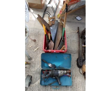 AN ASSORTMENT OF TOOLS TO INCLUDE AN ELECTRIC DRILL, SAWS AND A FORK ETC 