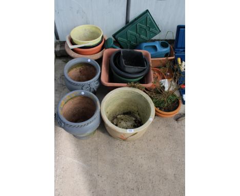 A LARGE ASSORTMENT OF CERAMIC AND PLASTIC GARDEN POTS AND PLANTERS ETC 