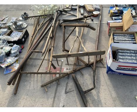 AN ASSORTMENT OF VINTAGE TOOLS TO INCLUDE RAKES, SCYTHES AND PEAT SPADE ETC 