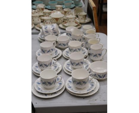 A ROYAL STANDARD TEASET TO INCLUDE A CREAM JUG, SUGAR BOWL, CUPS, SAUCERS AND SIDE PLATES 