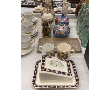 A CERAMIC LOT TO INCLUDE A WALL PLAQUE WITH CHERUBS, OVAL CLOISONNE STYLE TRINKET BOXES, COMMEMORATIVE MUGS, A WOODS, CHEESE 