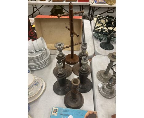 FIVE CANDLESTICKS TO INCLUDE FOUR WITH SILVER PLATED TOPS AND A MUG HOLDER 