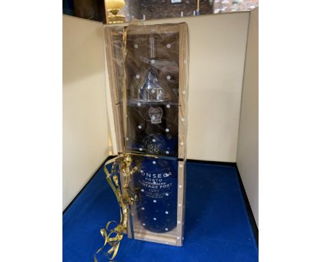 A BOXED BOTTLE OF FONCESCA PORTO GUIMARAENS VINTAGE PORT 1987 