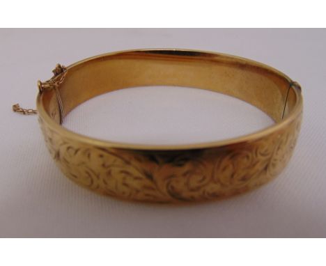 A 9ct gold metal core leaf motif bangle, approx total weight 21.3g