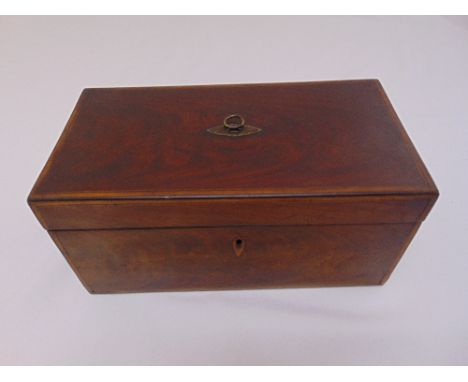 An Edwardian mahogany rectangular tea caddy with satinwood stringing to inside and hinged covered, 14 x 30 x 16cm