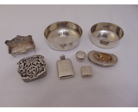 A quantity of silver and white metal to include a mother of pearl shell decorated snuff box, two pill boxes, a silver perfume