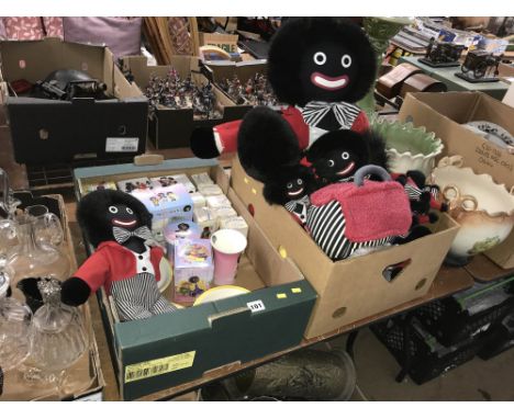 Quantity of Robertson's jam memorabilia.  Notice from the the-saleroom.com: These items are listed on the basis they are illu