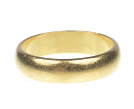 A 22ct gold band ringBirmingham, 1950. Ring size: K. Weight approx. 5.3g.