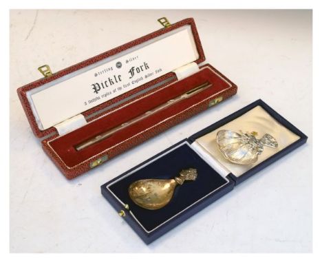 Elizabeth II silver pickle fork 'A Faithful Replica Of The First English Silver Fork', Sheffield 1973, cased, together with t