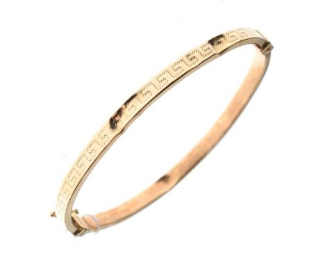 9ct gold snap bangle with engraved Greek key decoration, 4g approx   Condition: 