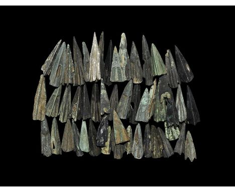 5th-3rd century BC. A mixed group of bronze triangular-section socketted arrowheads, six with barbs. 83 grams total, 17-30mm 