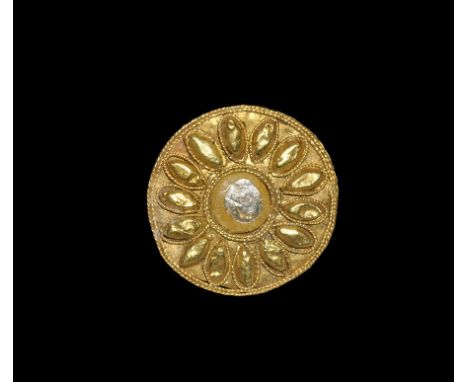 6th-4th century BC. A flat-section gold plaque with filigree inner and outer borders, fourteen radiating gold petals each wit
