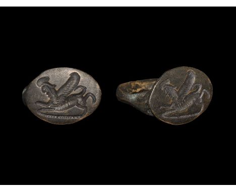 5th-4th century BC. A D-section, D-shaped hoop supporting a discoid bezel with intaglio motif of an advancing sphinx. 12 gram
