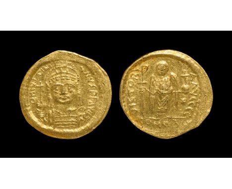 527-538 AD. Constantinople mint. Obv: D N IVSTINI-ANVS P P AVG legend with helmeted and cuirassed bust facing, holding cross 